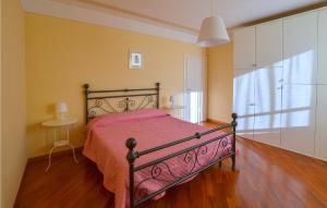 A bed or beds in a room at Beautiful Home In Castiglion Fiorentino