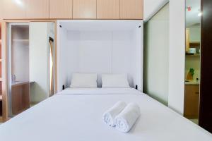 Katil atau katil-katil dalam bilik di Best Price and Homey Studio Transpark Bintaro Apartment By Travelio