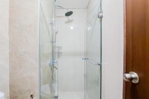 Bilik mandi di Best Price and Homey Studio Transpark Bintaro Apartment By Travelio +10 gambar