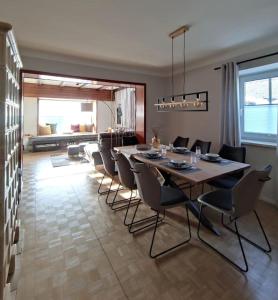 una sala da pranzo con un lungo tavolo e sedie di reLAX - stilvolle Ferienunterkunft a Ebene Reichenau