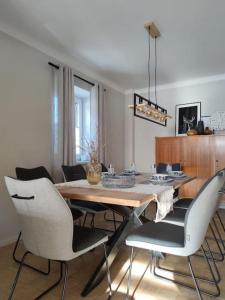 una sala da pranzo con tavolo e sedie di reLAX - stilvolle Ferienunterkunft a Ebene Reichenau