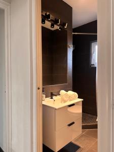 un baño con lavabo y espejo en Appartement aan het strand, en Cartagena 15 fotos más