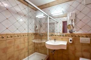 Koupelna v ubytování Terme Banovci - Hotel Zeleni Gaj + 28 fotografií