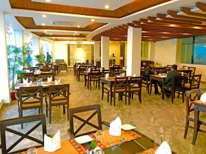 מסעדה או מקום אחר לאכול בו ב-Himalayan Front Hotel by KGH Group