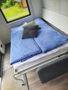 Postel nebo postele na pokoji v ubytování Bigge Elements Tinyhaus 2 "Feuer"