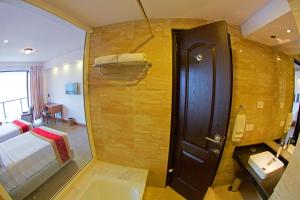 Llit o llits en una habitació de Himalayan Front Hotel by KGH Group