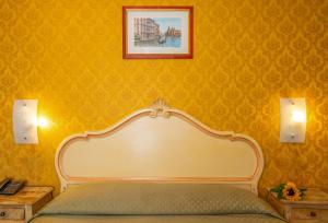 Ένα ή περισσότερα κρεβάτια σε δωμάτιο στο Hotel Tintoretto