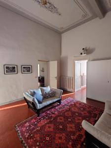 Χώρος καθιστικού στο Elegant historic apartment with stunning sea view
