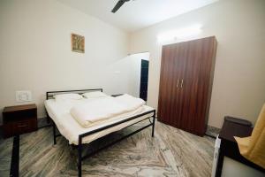 Postel nebo postele na pokoji v ubytování Shri Krishna Sharanam Guest House