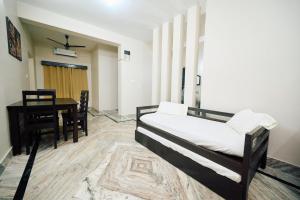 Postel nebo postele na pokoji v ubytování Shri Krishna Sharanam Guest House