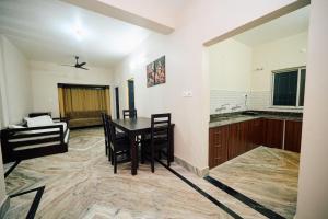 Kuchyň nebo kuchyňský kout v ubytování Shri Krishna Sharanam Guest House