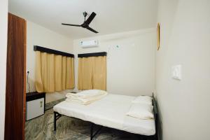 Postel nebo postele na pokoji v ubytování Shri Krishna Sharanam Guest House