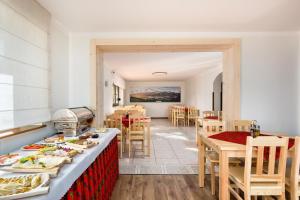 a restaurant with a counter with plates of food at Willa Górski Potok - W CENIE ŚNIADANIE I ZNIŻKI NA TERMY ! in Biały Dunajec