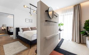 una camera da letto con un letto e uno specchio a parete di Catalog Boutique Rooms Bratislava a Bratislava