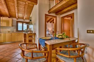 una cucina con tavolo con due sedie e bancone di Piccolo Rustico, Casaliva - Theater Home a Gargnano
