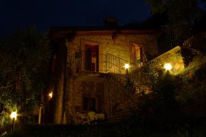 un edificio con luci sui lati di notte di Piccolo Rustico, Casaliva - Theater Home a Gargnano