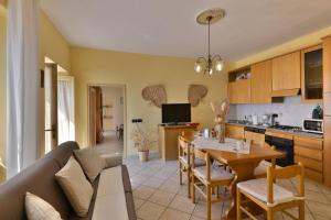 Η κουζίνα ή μικρή κουζίνα στο Rustico Kristi - Theater Home +23 φωτογραφίες