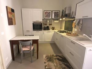 Η κουζίνα ή μικρή κουζίνα στο Elegant historic apartment with stunning sea view