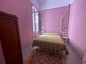 Ένα ή περισσότερα κρεβάτια σε δωμάτιο στο Elegant historic apartment with stunning sea view +61 φωτογραφίες