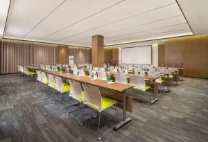 a conference room with tables and chairs and a whiteboard at Mehood EZZI Hotel Jinzhong Jiexiu Middle Beitan Road Railway Station in Jiexiu