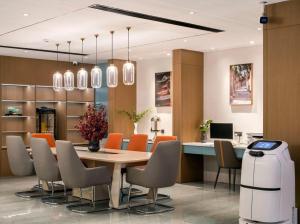a dining room with a table and chairs at Mehood EZZI Hotel Jinzhong Jiexiu Middle Beitan Road Railway Station in Jiexiu