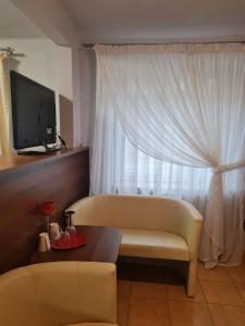 a living room with a couch and a window at Przystań Wodna Brody in Styków