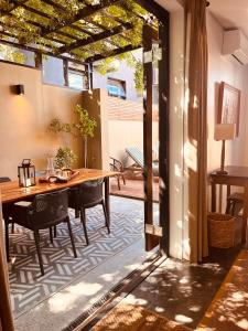 Un comedor con mesa y sillas de madera. en Rose Cottage, en Ciudad del Cabo
