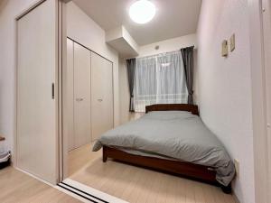 Postel nebo postele na pokoji v ubytování 401好立地札幌駅徒歩7分と大通駅徒歩6分で都心を満喫で綺麗な部屋で快適が生活が実現