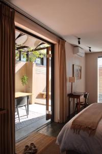Un dormitorio con una cama y vista a un patio. en Rose Cottage, en Ciudad del Cabo