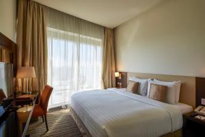 Una cama o camas en una habitación de Safir Hotel Doha