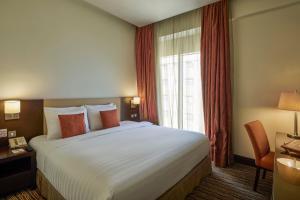 Una cama o camas en una habitación de Safir Hotel Doha