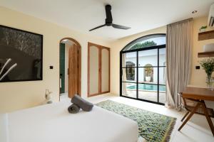 een slaapkamer met een bed en een piano bij D'Palm Boutique Hotel - Uluwatu by Yolla Hospitality in Uluwatu