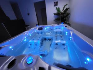 jacuzzi con luces azules en una habitación en La marine D'opale, en Ambleteuse