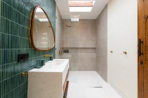 een badkamer met een wastafel en een spiegel bij D'Palm Boutique Hotel - Uluwatu by Yolla Hospitality in Uluwatu +45 foto's