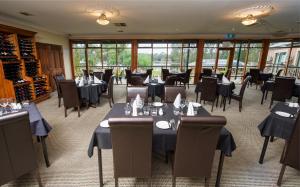 Majoituspaikan Clare Country Club ravintola tai vastaava paikka