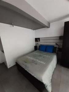 Giường trong phòng chung tại Studio 2 personnes au calme dans le Pilat