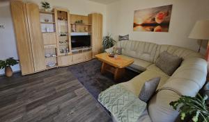 a living room with a couch and a table at Ferienwohnung nahe Meißen in Nünchritz