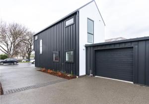 クライストチャーチにあるBrand New Close to CBD 3 Bed 3 Bath with Garageの白黒の家屋