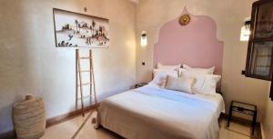 Letto o letti in una camera di Riad Babmoon - Private Riad with Pool & Rooftop