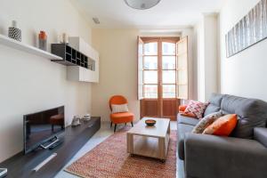 a living room with a couch and a table at Veoapartment Zaragoza in Seville