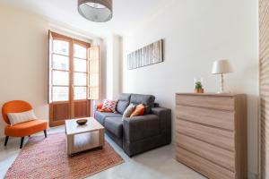 a living room with a couch and a chair at Veoapartment Zaragoza in Seville