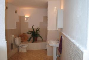 Ένα μπάνιο στο Luxury 5 Bed Mountain Views Heated Pool Games Room +23 φωτογραφίες