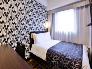 a hotel room with a bed and a window at APA Hotel Ningyocho Ekikita in Tokyo