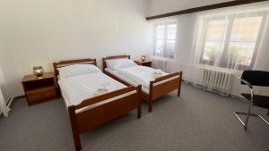 Rúm í herbergi á Nobiles hotel Šternberk