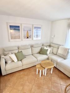 ein Wohnzimmer mit einer weißen Couch und einem Tisch in der Unterkunft Villa Majanicho con piscina in Lajares