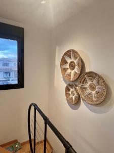 Drei Körbe hängen an einer Wand neben einer Treppe in der Unterkunft Villa Majanicho con piscina in Lajares