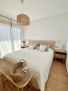 ein Schlafzimmer mit einem großen Bett und einem Korb darauf in der Unterkunft Villa Majanicho con piscina in Lajares + 38 Fotos