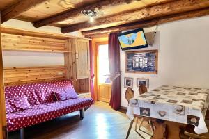 a living room with a couch and a bed at Appartamenti - Formula Roulette in Livigno