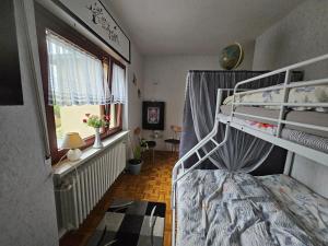a bedroom with two bunk beds and a window at Ferienwohnung nahe Meißen in Nünchritz