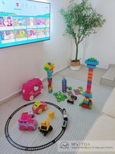 une pièce avec des petites voitures et des jouets sur le sol dans l'établissement Teja Serene Retreat with Private Pool, Melaka Town, à Malacca
